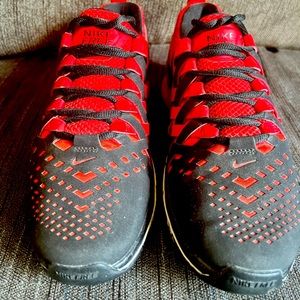 7.5 mens Nike free 5.0 red and black flytraps